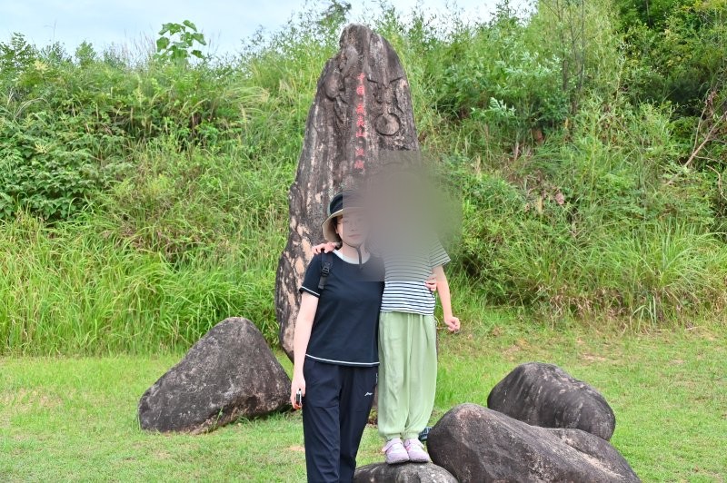 家长与孩子在武夷山营地的合影
