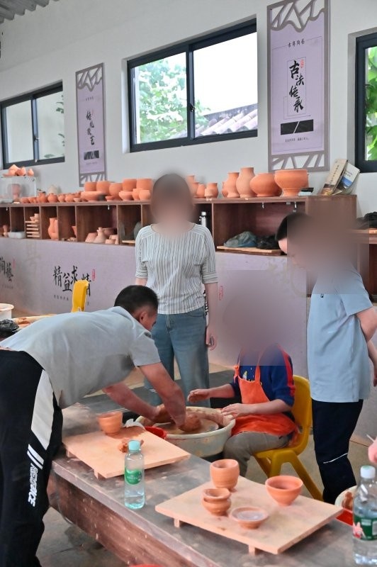 亲子营陶艺手作课堂，老师指导孩子拉坯
